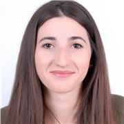 Jeune étudiante qui donne des cours d'arabe facile